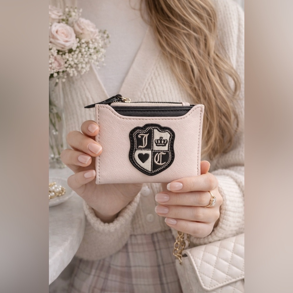 🚨🚨 NWT Juicy Couture Zip Card Wallet – Blush Pink Crest Logo
